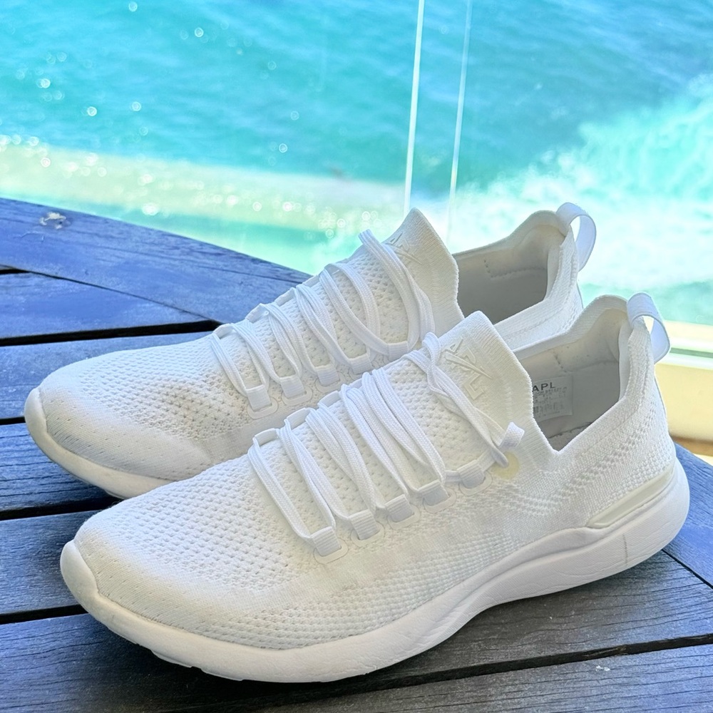 APL Techloom Breeze sneakers in White, size 8